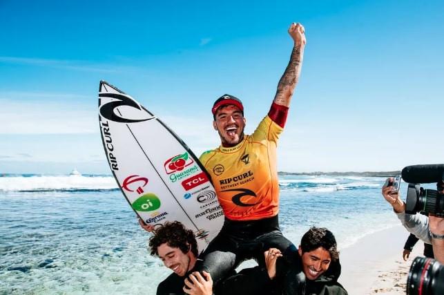 Medina vence Julian Wilson e vai às quartas no surfe masculino