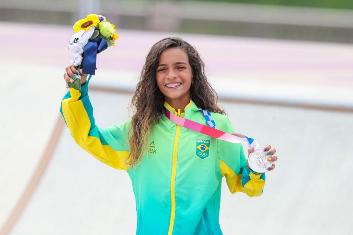Medalhista aos 13 anos, Rayssa faz piada com medalha: “pesa mais do que eu”