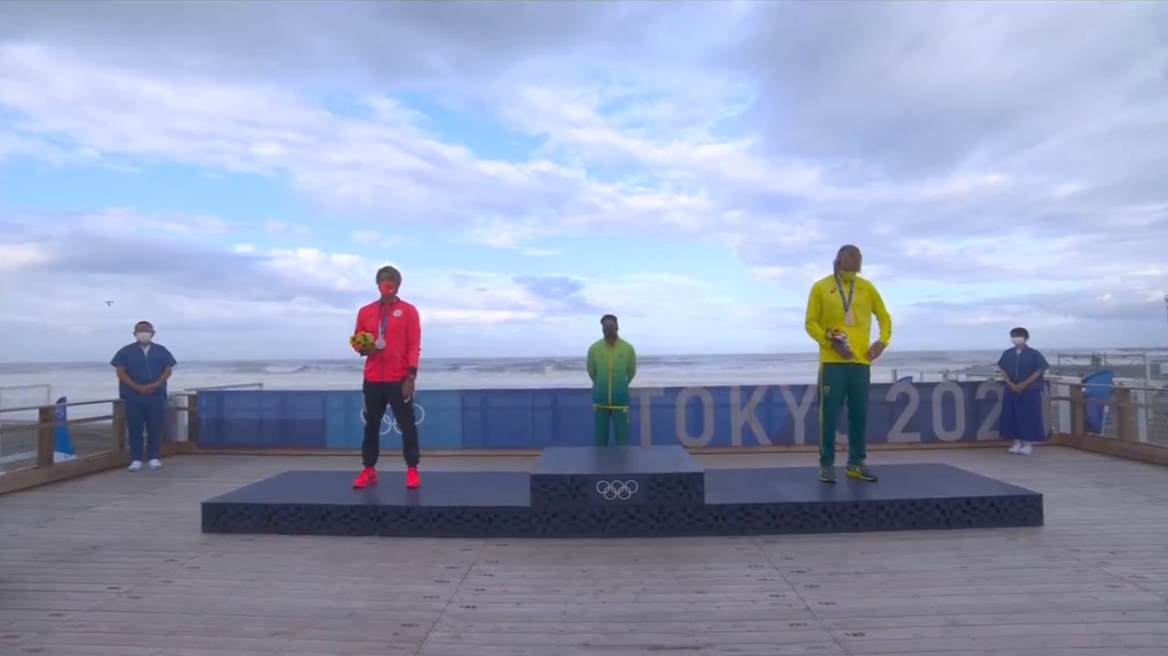VÍDEO: Veja o momento em que Italo Ferreira recebe a medalha de ouro