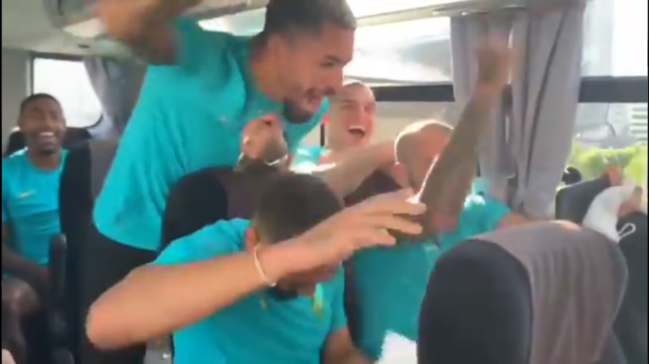 VÍDEO: Jogadores da seleção brasileira comemoram ouro de Italo Ferreira