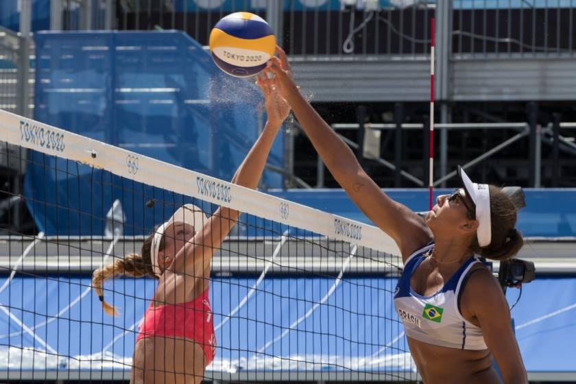 Jogadora brasileira tem desidratação e deixa vôlei de praia de cadeira de rodas