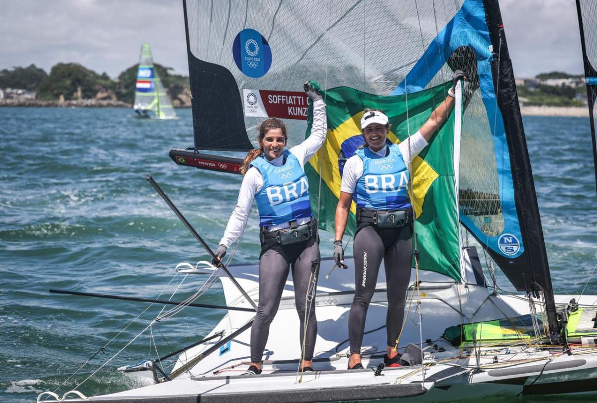 VÍDEO: Veja o momento em que as velejadoras brasileiras recebem medalha de ouro