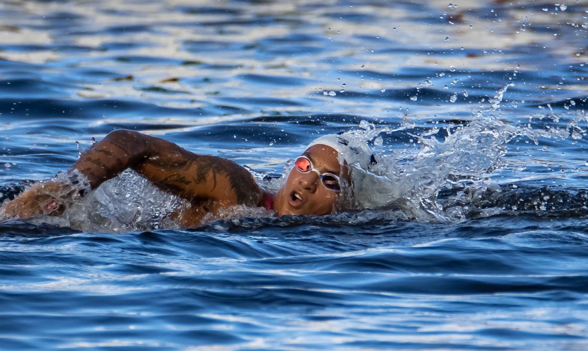 Ana Marcela Cunha é ouro na maratona aquática das Olimpíadas