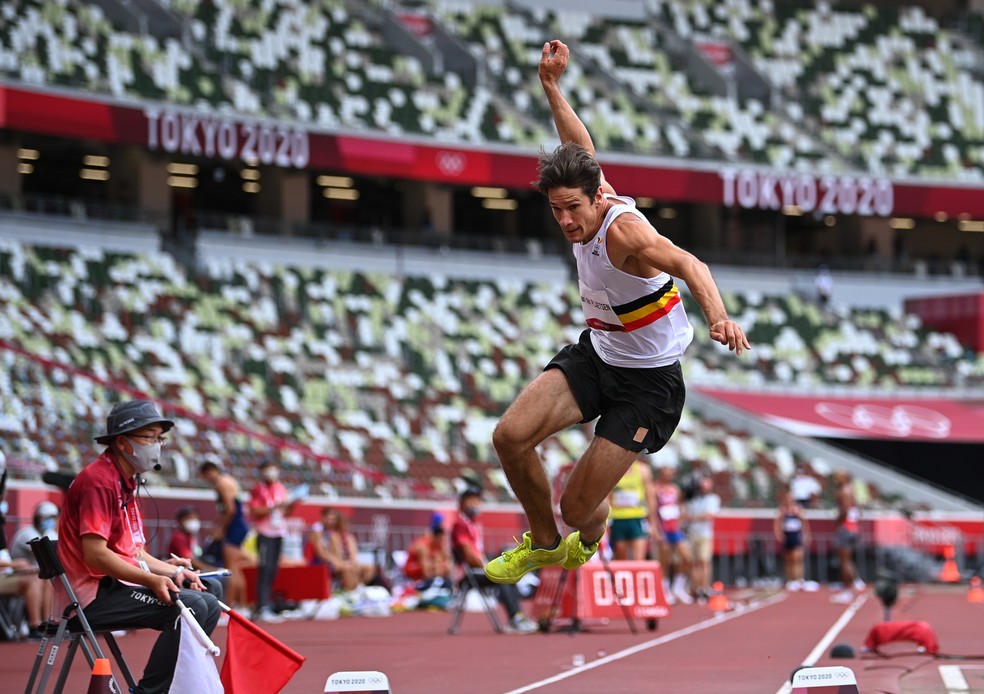 Atleta sente lesão, cai de cara na areia e deixa prova de cadeira de rodas no atletismo