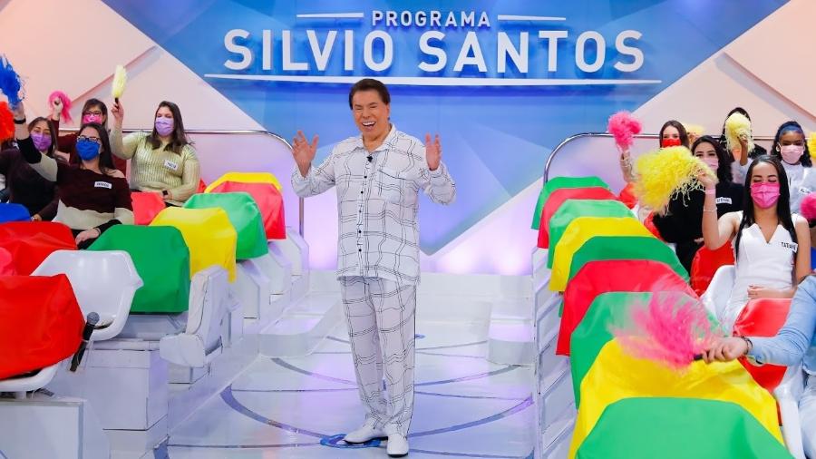 Silvio Santos apresenta programa de pijama