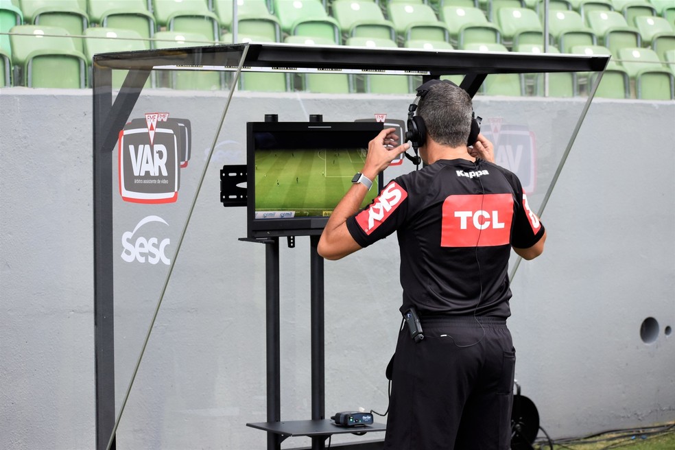 Globo dispensa jornalista após ele dizer que comentaristas da TV influenciam nas escolha do VAR