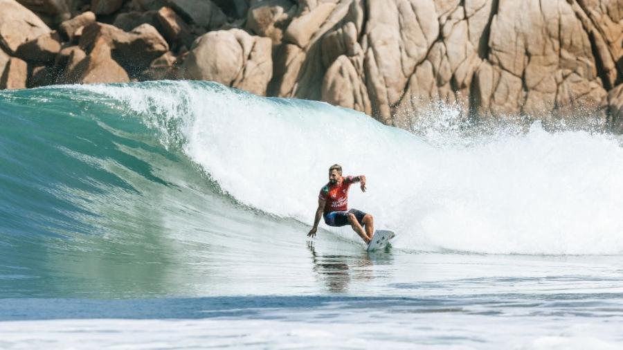 Ítalo Ferreira derrota lenda do esporte e avança no mundial de surfe; Jadson André está eliminado