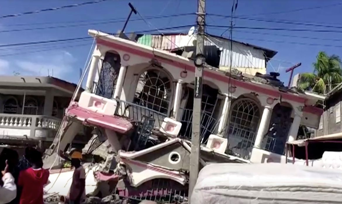 Número de mortos em terremoto no Haiti passa de 700