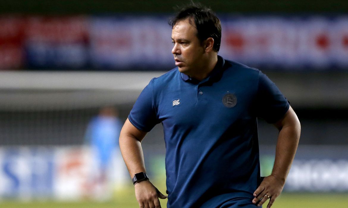 Clube da série A anuncia saída de técnico