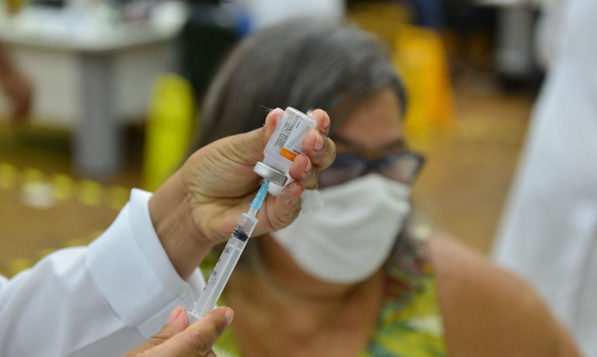Brasil vacina mais que toda Europa e ultrapassa os EUA