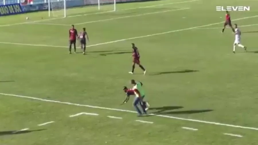 VÍDEO: Técnico comete falta em atacante na Série D do Brasileirão; veja