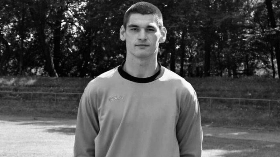 Goleiro de 23 anos morre após colisão com jogador durante partida