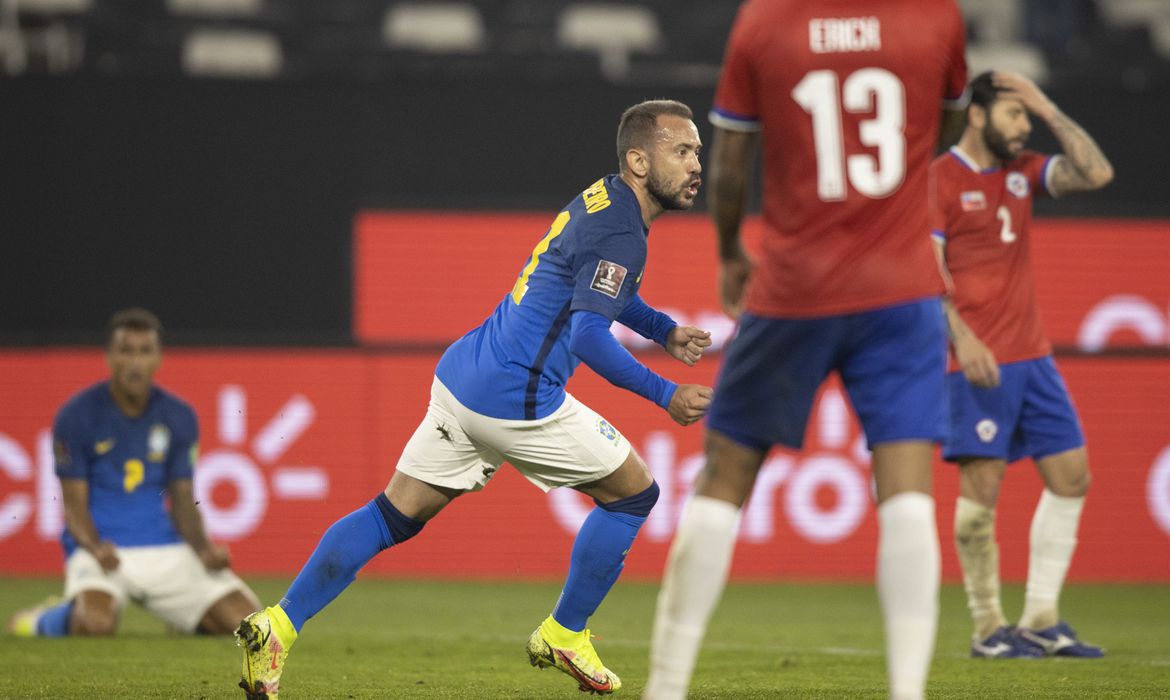 VÍDEO: Mesmo jogando mal, Brasil vence Chile; veja melhores momentos