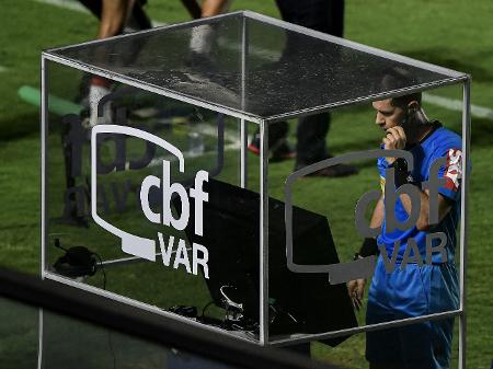 Gigante do futebol pede exclusão do VAR do Brasileirão