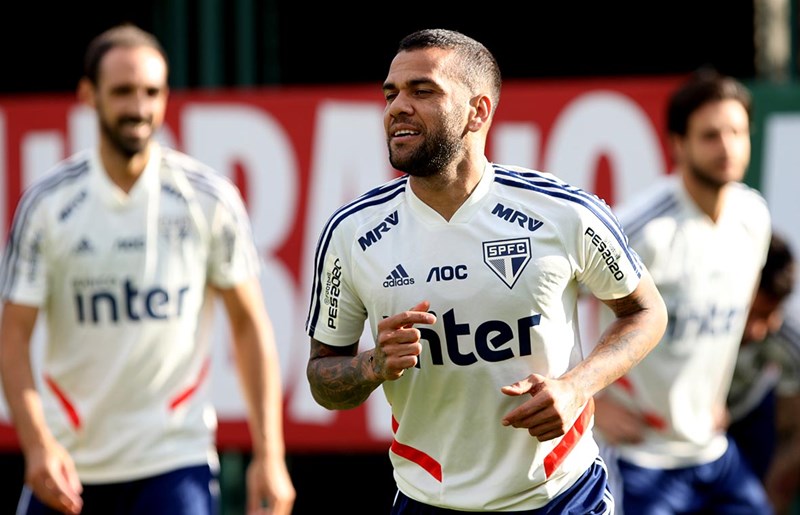 Craque da seleção e campeão olímpico se recusa a treinar e deixa clube da Série A