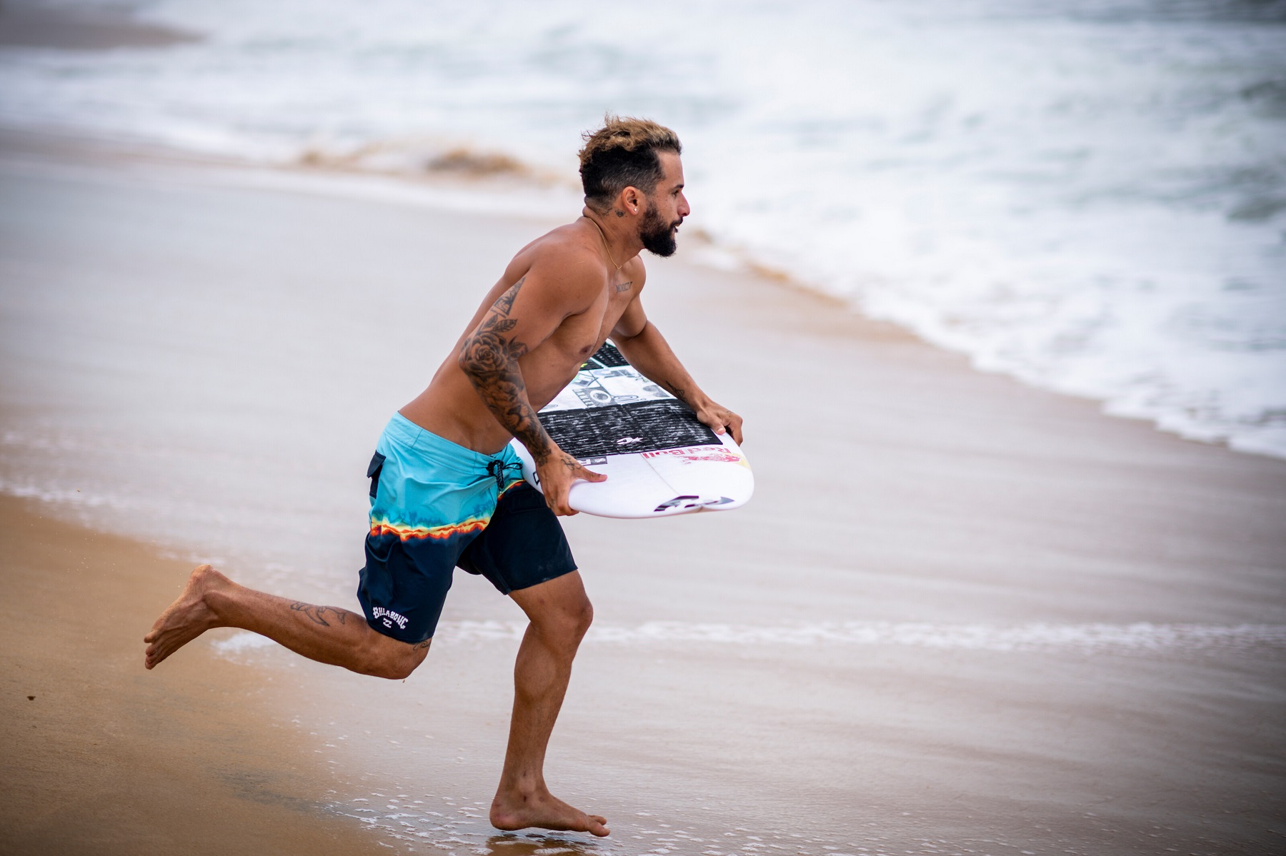 Ítalo Ferreira perde para Filipe Toledo e está eliminado do mundial de surfe