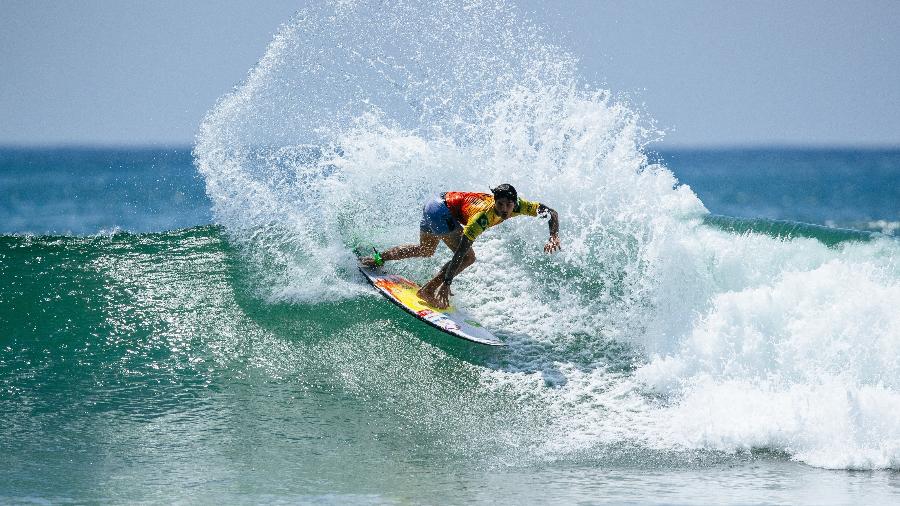Em final com tubarão na água, Medina vence Filipinho de novo e é tricampeão mundial de surfe