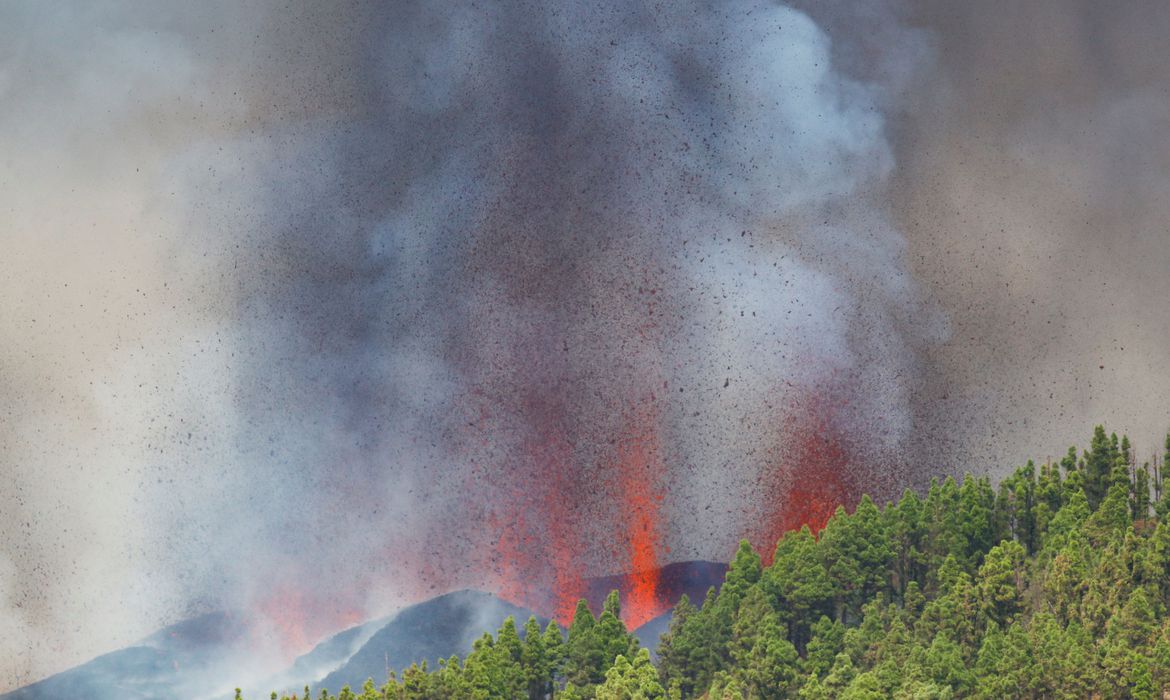 VÍDEO: Erupção de vulcão em ilha de La Palma provoca fugas e destrói casas