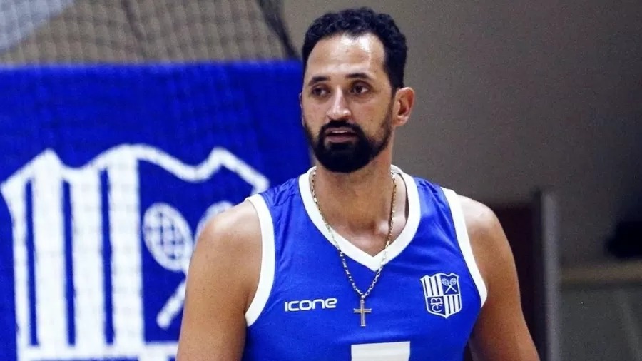 Time de vôlei afasta jogador após ele criticar superman bissexual; mas colegas ameaçam ir embora