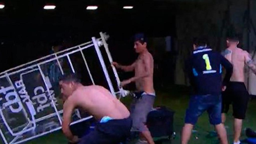 Torcedores invadem campo e destroem cabine do VAR após derrota de gigante do futebol brasileiro