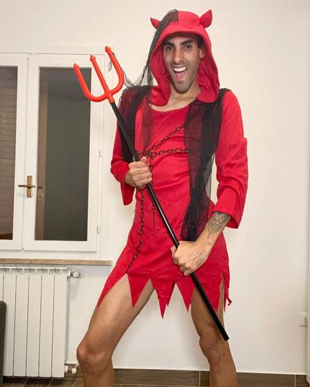 Douglas Souza, da Seleção do Vôlei, usa fantasia de “diabinha” para o Halloween
