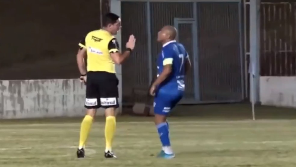 VÍDEO: Ex-Grêmio e Flamengo parte para cima de árbitro após ser expulso; assista