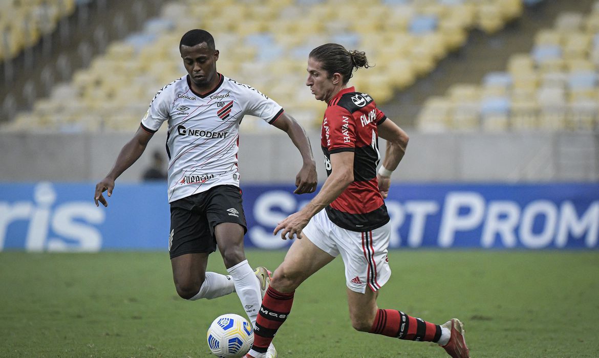 Athletico-PR e Flamengo fazem jogo atrasado; veja onde assistir e escalações