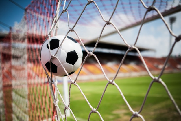 Confira onde assistir aos jogos deste sábado (6); clássico inglês e Inter x Grêmio são os destaques