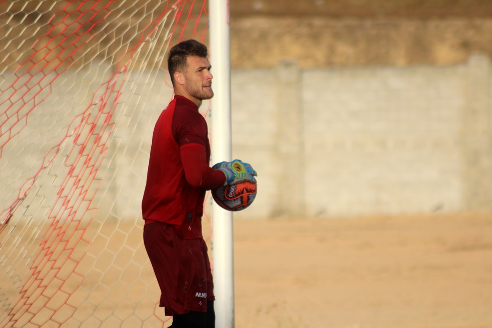 Goleiro ex-América decide parar de jogar aos 26 anos após sequelas de cirurgia