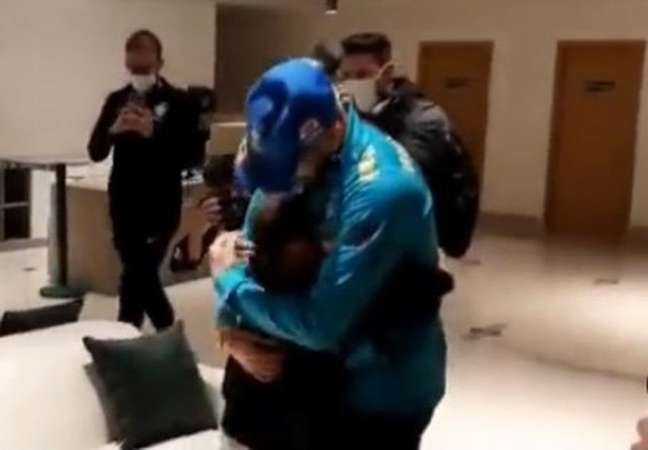 VÍDEO: Hostilizado por pedir camisa de rival, garoto santista se encontra com Neymar e não segura as lágrimas