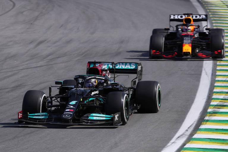 Veja ultrapassagem espetacular que garantiu vitória de Hamilton no GP do Brasil de F1 e levou torcida ao delírio