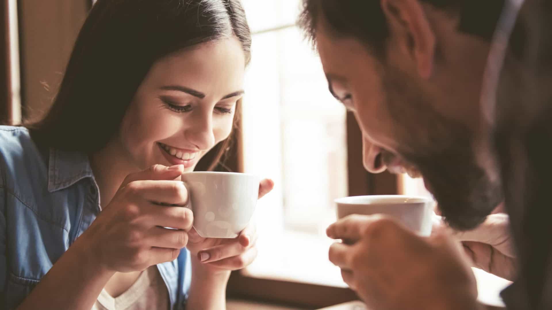 Beber café quente pode aumentar risco de aparecimento desta doença grave