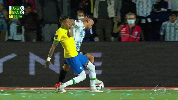 [VÍDEO] Árbitros de Brasil e Argentina são suspensos por "erro grave" em cotovelada de Otamendi
