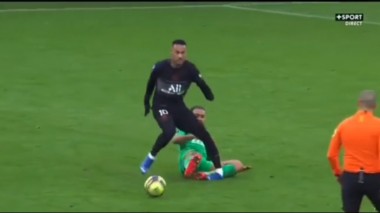 Cenas fortes: Neymar sofre contusão e deixa jogo do PSG chorando; ASSISTA