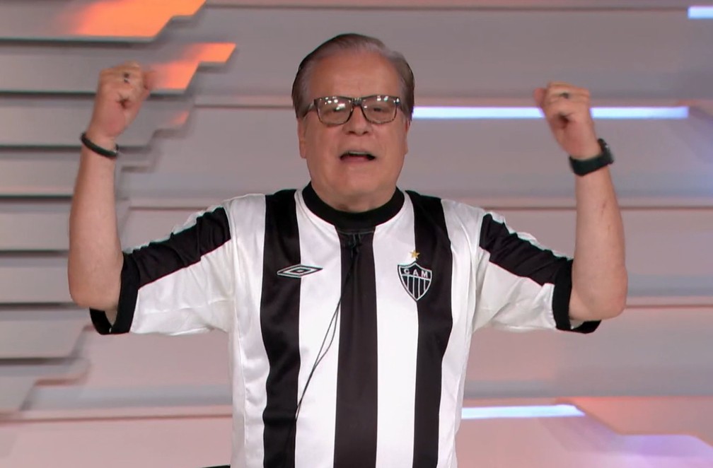 Famoso jornalista brasileiro apresenta programa com camisa do time por baixo do terno