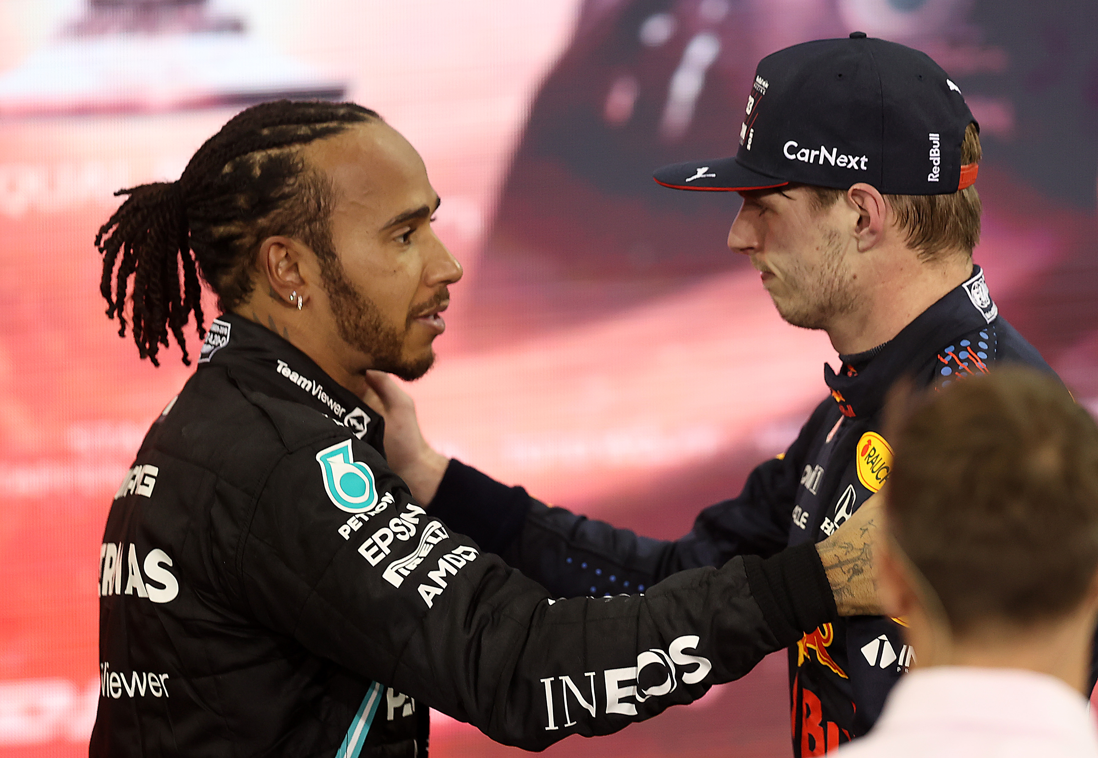 Mercedes protesta após Verstappen derrotar Hamilton na Fórmula 1