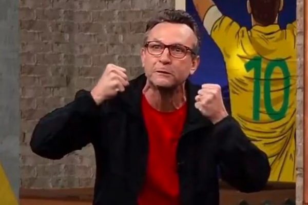 VÍDEO: Apresentador de TV ameaça jogador de time brasileiro ao vivo: “Eu quebro seu dedo”; assista