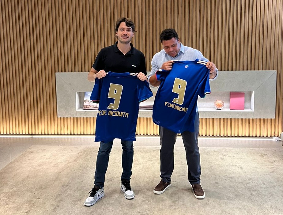 Ex-melhor jogador do mundo anuncia compra de clube gigante do futebol brasileiro