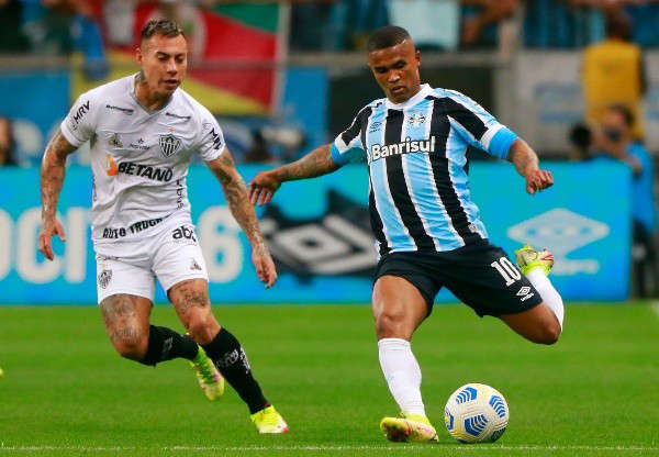 Douglas Costa aceita proposta de gigante brasileiro e acordo se aproxima