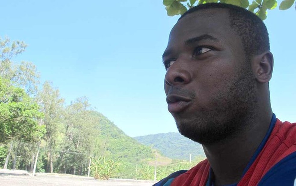Ex-jogador do Flamengo é preso por descumprir medida protetiva e agressão