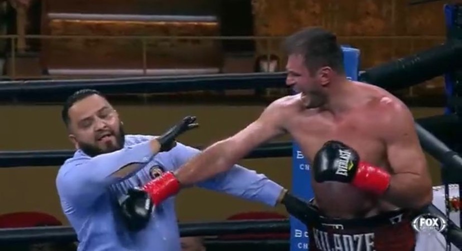 VÍDEO: Boxeador soca juiz após discordar de decisão; assista