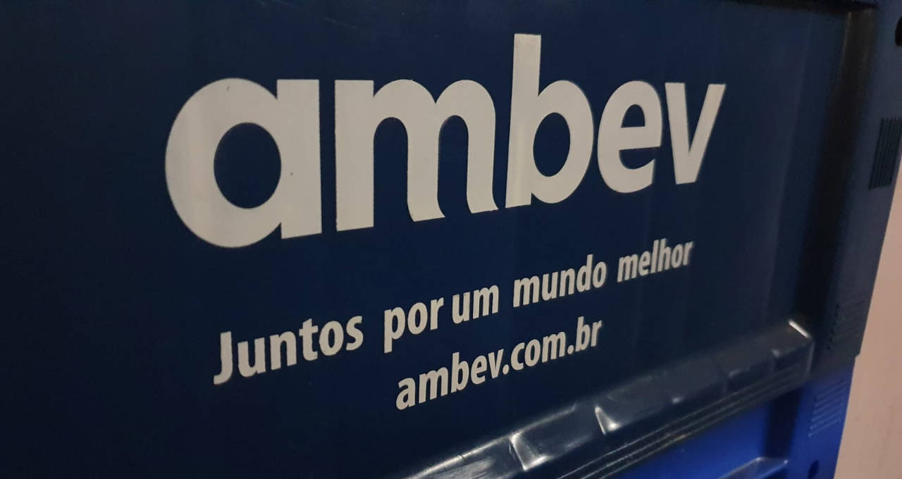 Sem carnaval, ação da Ambev acumula oitava sessão no vermelho em meio à queda na produção
