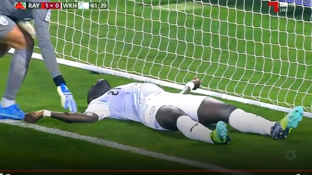 VÍDEO: Jogador tem parada cardíaca durante partida de futebol