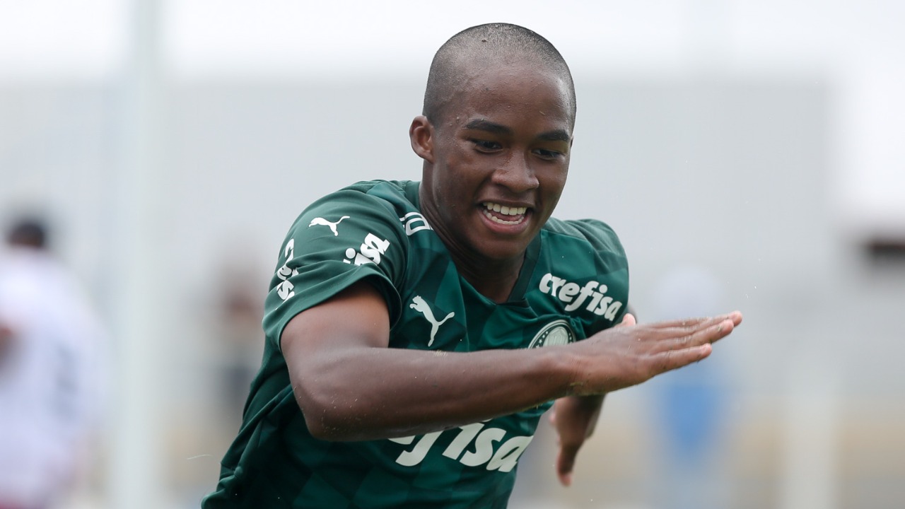 Clubes da Europa estudam como contratar nova joia do futebol brasileiro