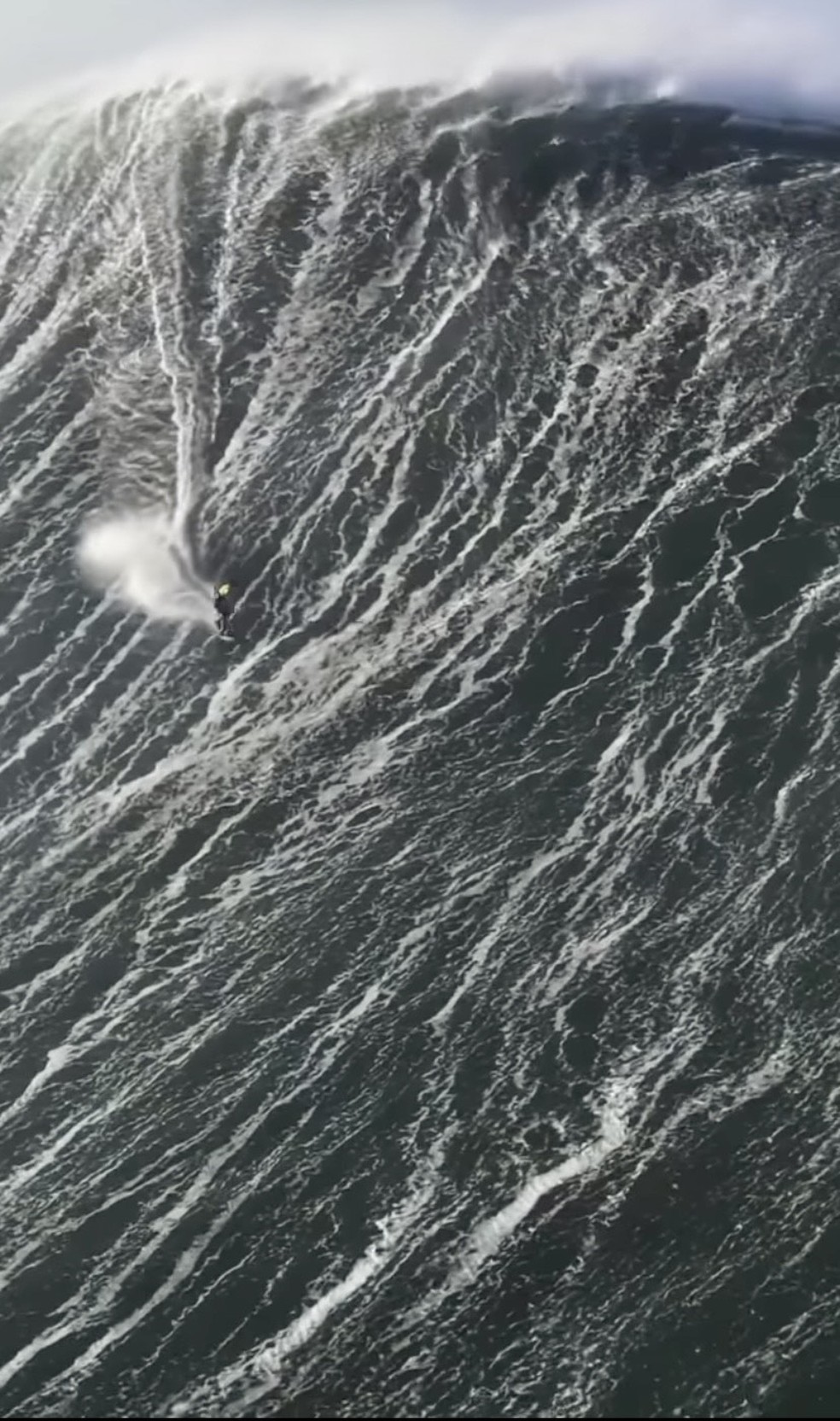 VÍDEO: Brasileiro pode ter surfado a maior onda da história; assista