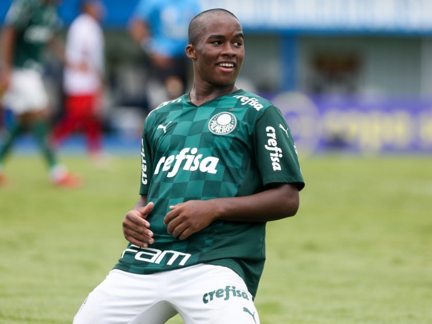 VÍDEO: Aos 15 anos, nova joia do futebol brasileiro faz golaço de fora da área e enlouquece a internet; assista