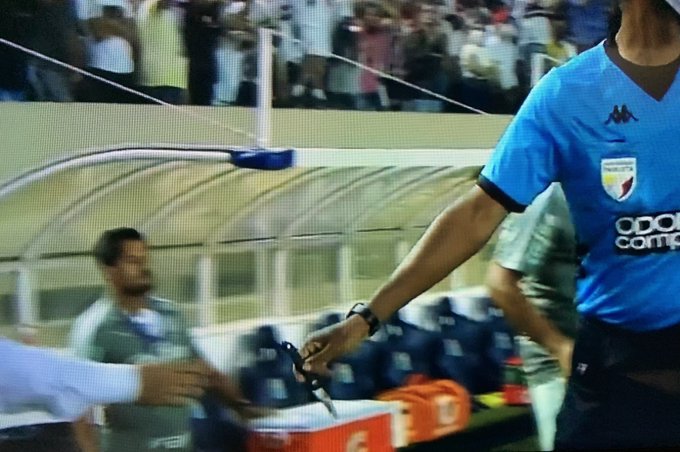 VÍDEO: Torcedor invade campo com faca na semifinal da Copinha e tenta esfaquear jogador; assista