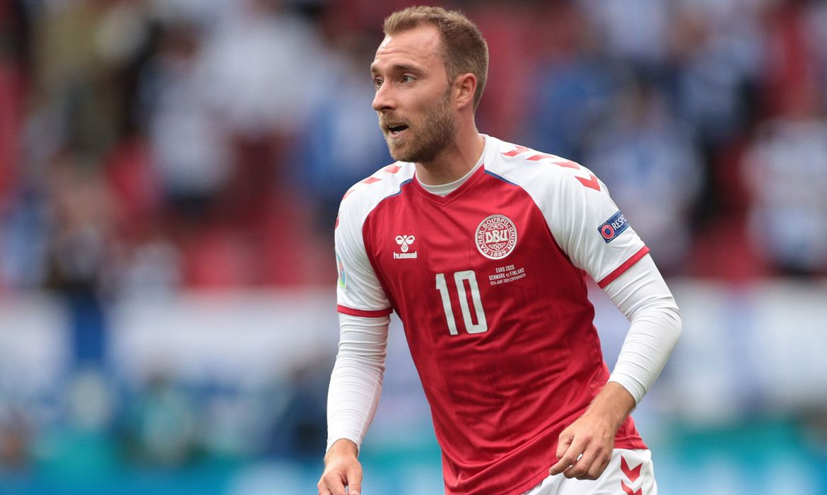 Após parada cardíaca durante jogo, Eriksen assina com clube inglês