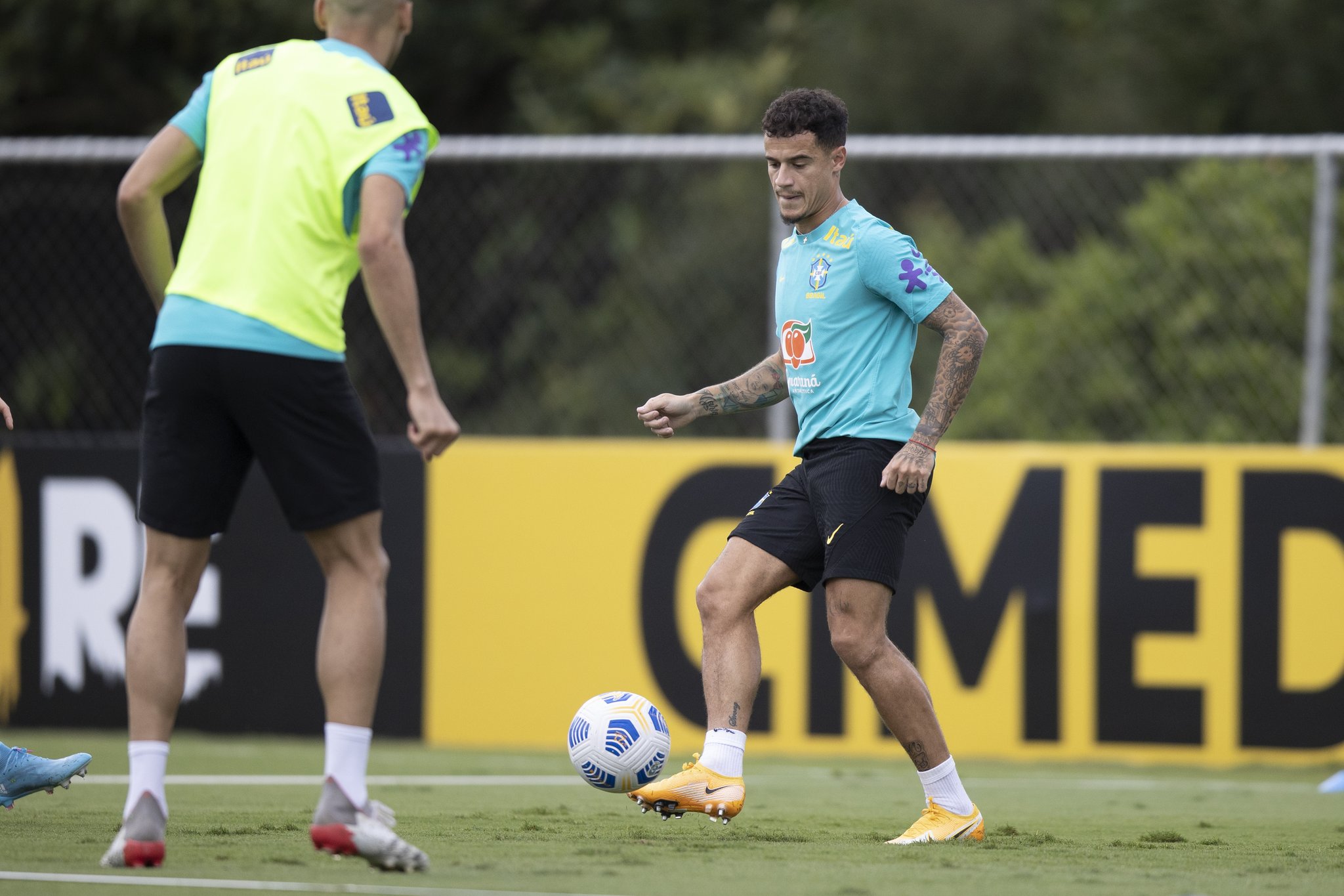 Com mudanças, Seleção enfrenta Paraguai hoje; confira onde assistir