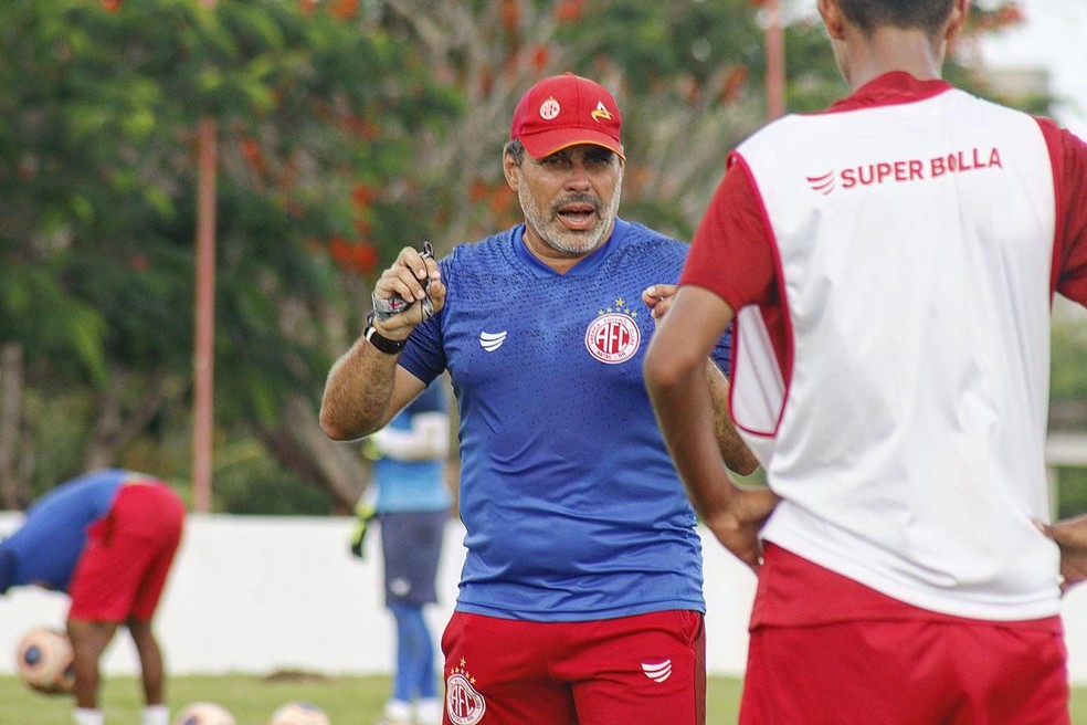 Sem definição no comando técnico, Leandro Sena comanda interinamente o América domingo (6)